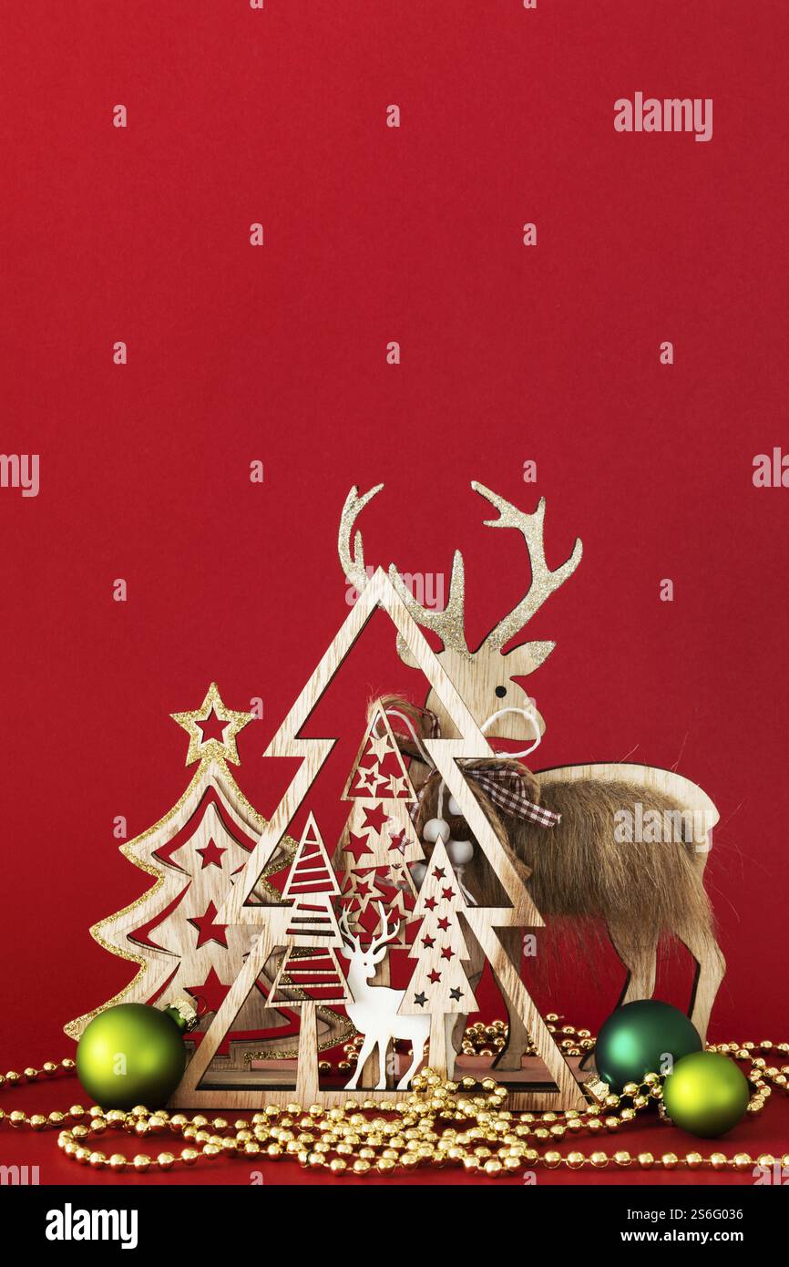 Ein Bild von Weihnachtsdekoration auf rotem Hintergrund Stockfoto
