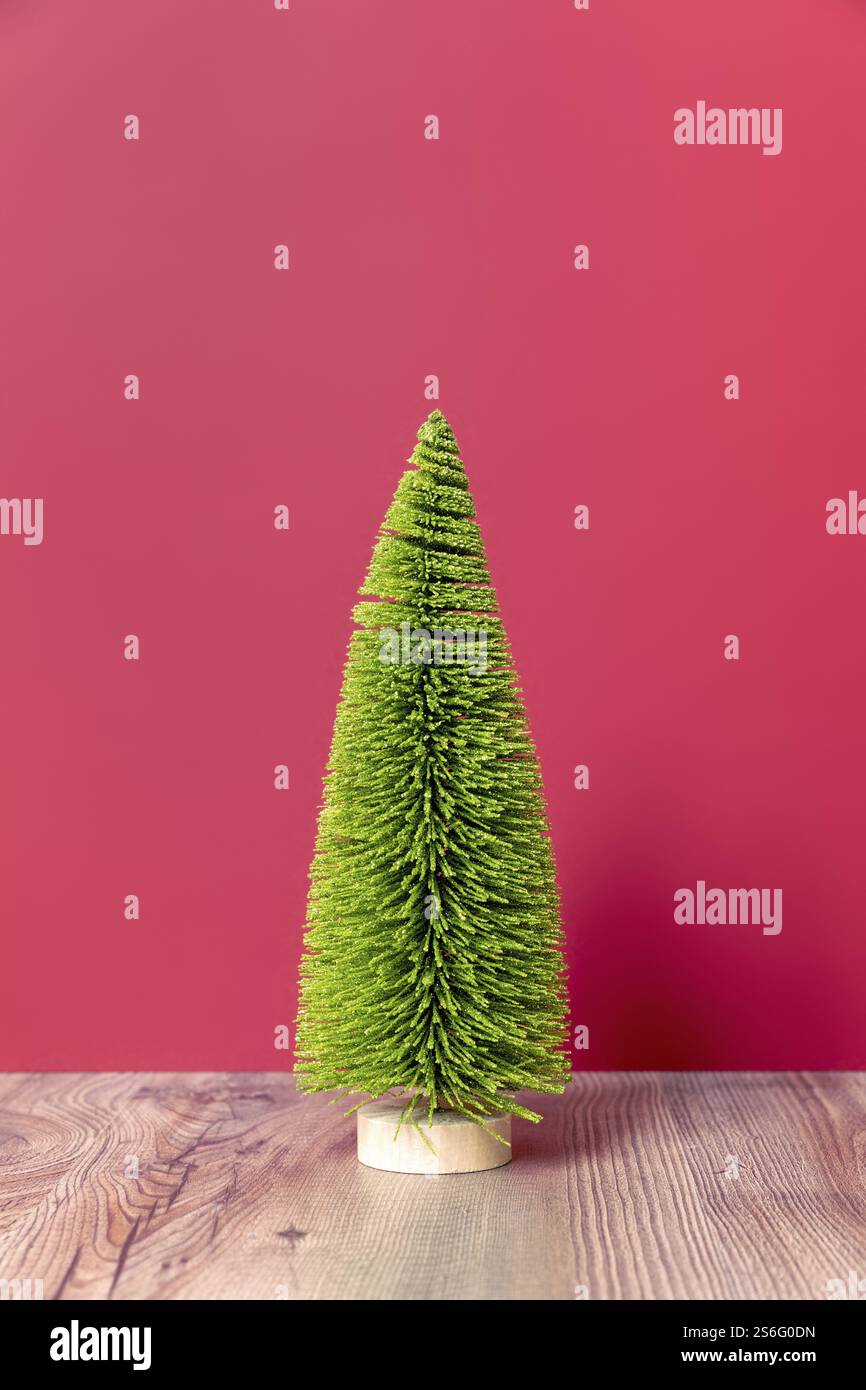 Weihnachtsdekoration grüne Tanne Abbildung auf rosa Hintergrund Stockfoto