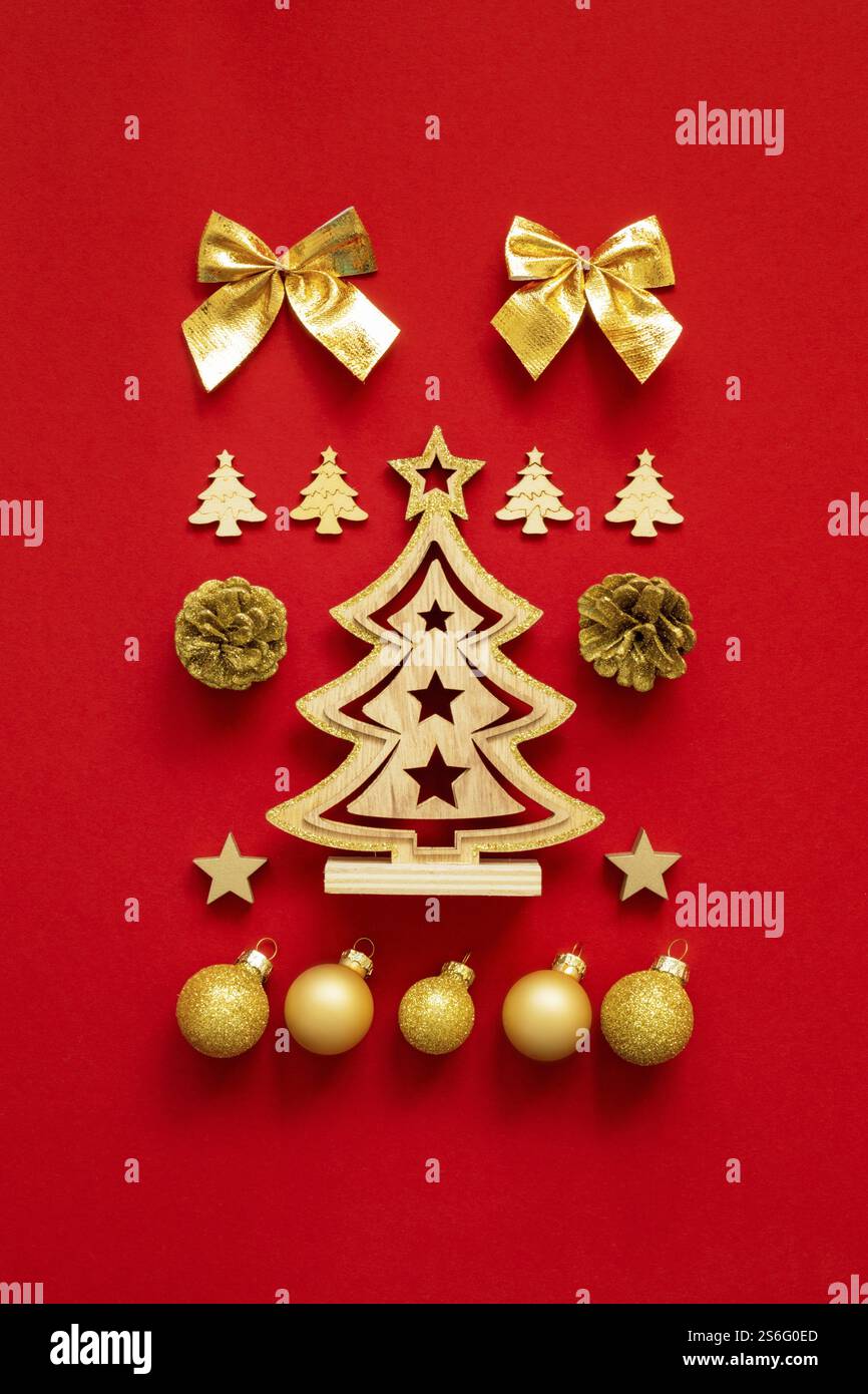 Ein Bild von Weihnachten Dekoration auf rotem Hintergrund Stockfoto