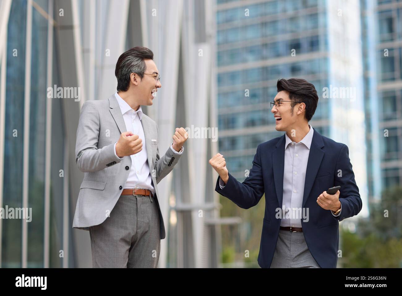 Begeisterte Geschäftspartner jubeln Stockfoto
