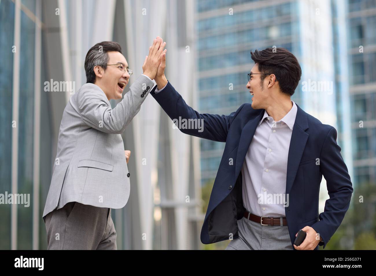 Begeisterte Geschäftspartner jubeln Stockfoto
