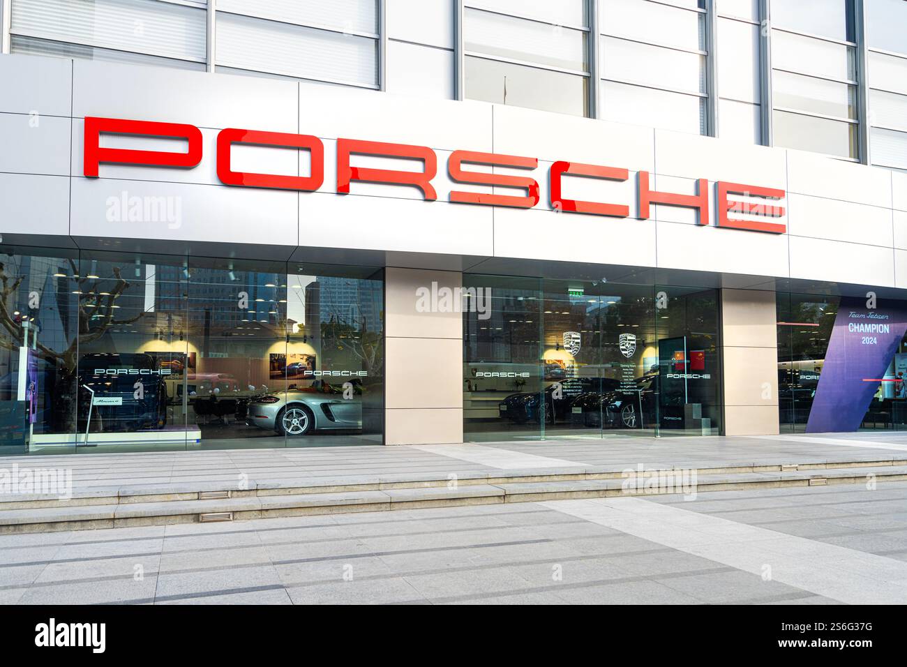 Shanghai, China. Außenansicht des Porsche Markengeschäfts in der Innenstadt Stockfoto