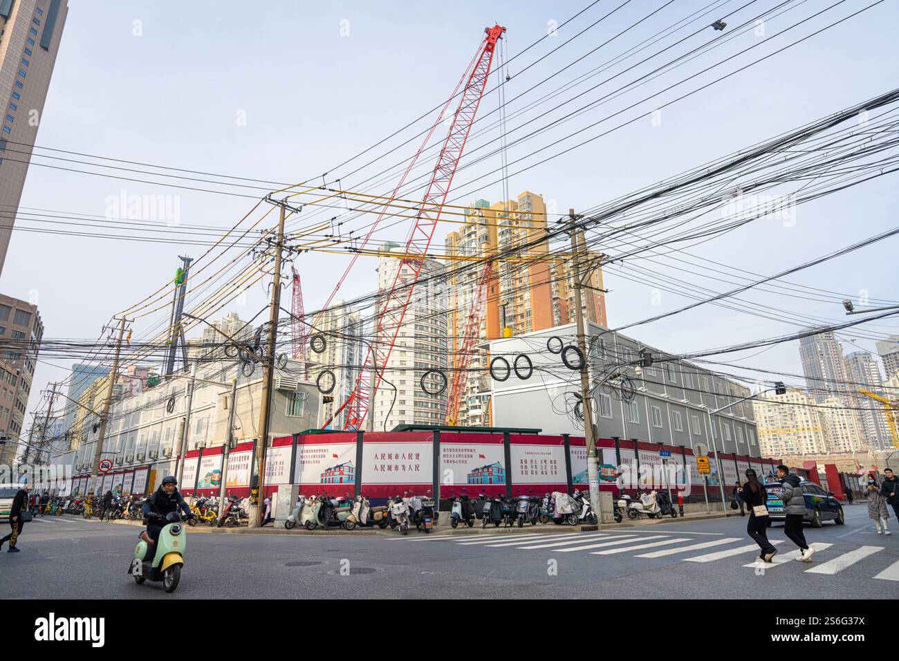 Shanghai, China. Januar 2025. Blick auf eine Baustelle für ein großes Gebäude im Stadtzentrum Stockfoto