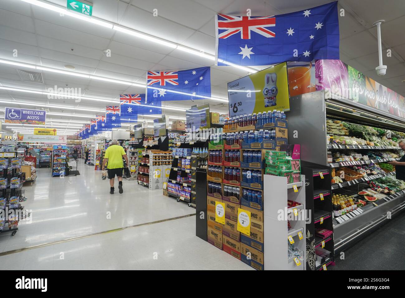 Adelaide, Australien 17. Januar 2025 . Australien Flaggen, die in einem Supermarkt in Adelaide zum Australia Day ausgestellt werden, einem Feiertag, der am 26. Januar zur Landung der British First Fleet durch Arthur Phillip bei Sydney Cove Australia Credit im Jahr 1788 gefeiert wird. Amer Ghazzal/Alamy Live News Stockfoto