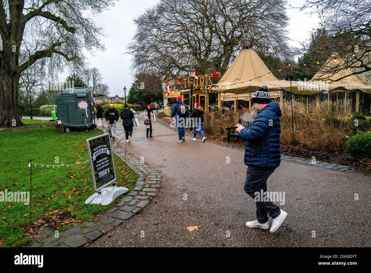 Besucher, die den Park in der Nähe der Stadt Yorkshire im Winter besuchen Stockfoto