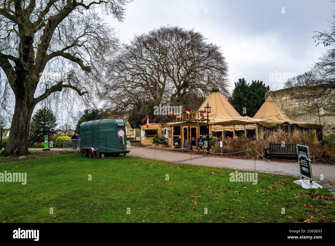 Besucher, die den Park in der Nähe der Stadt Yorkshire im Winter besuchen Stockfoto