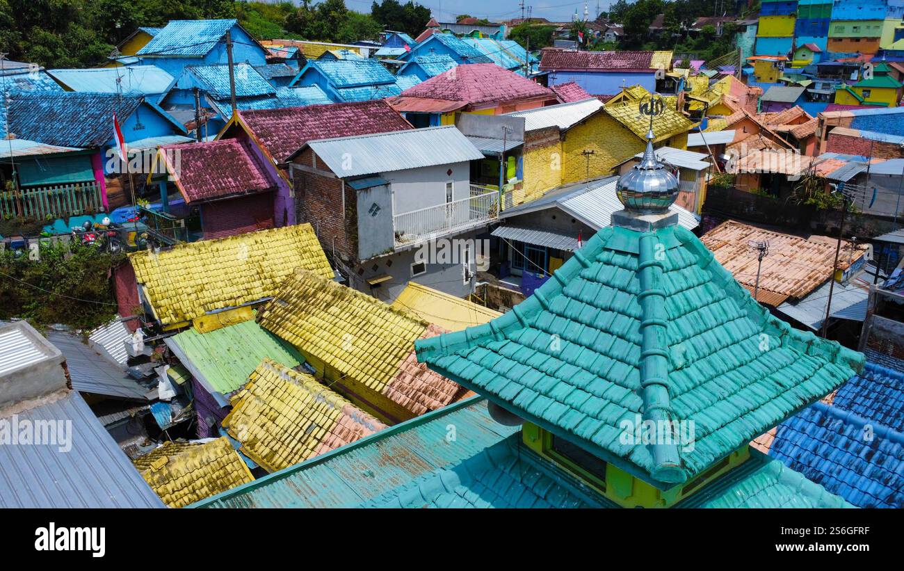 Ein bunt gemaltes Dorf in Indonesien, von oben gesehen Stockfoto