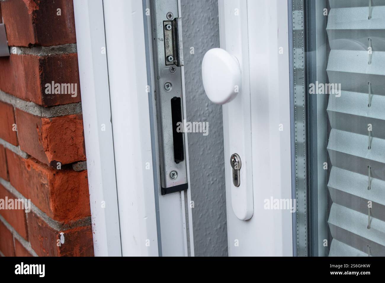 Nahaufnahme einer offenen Eingangstür bei Tageslicht, rote Ziegelsteinmauer Stockfoto