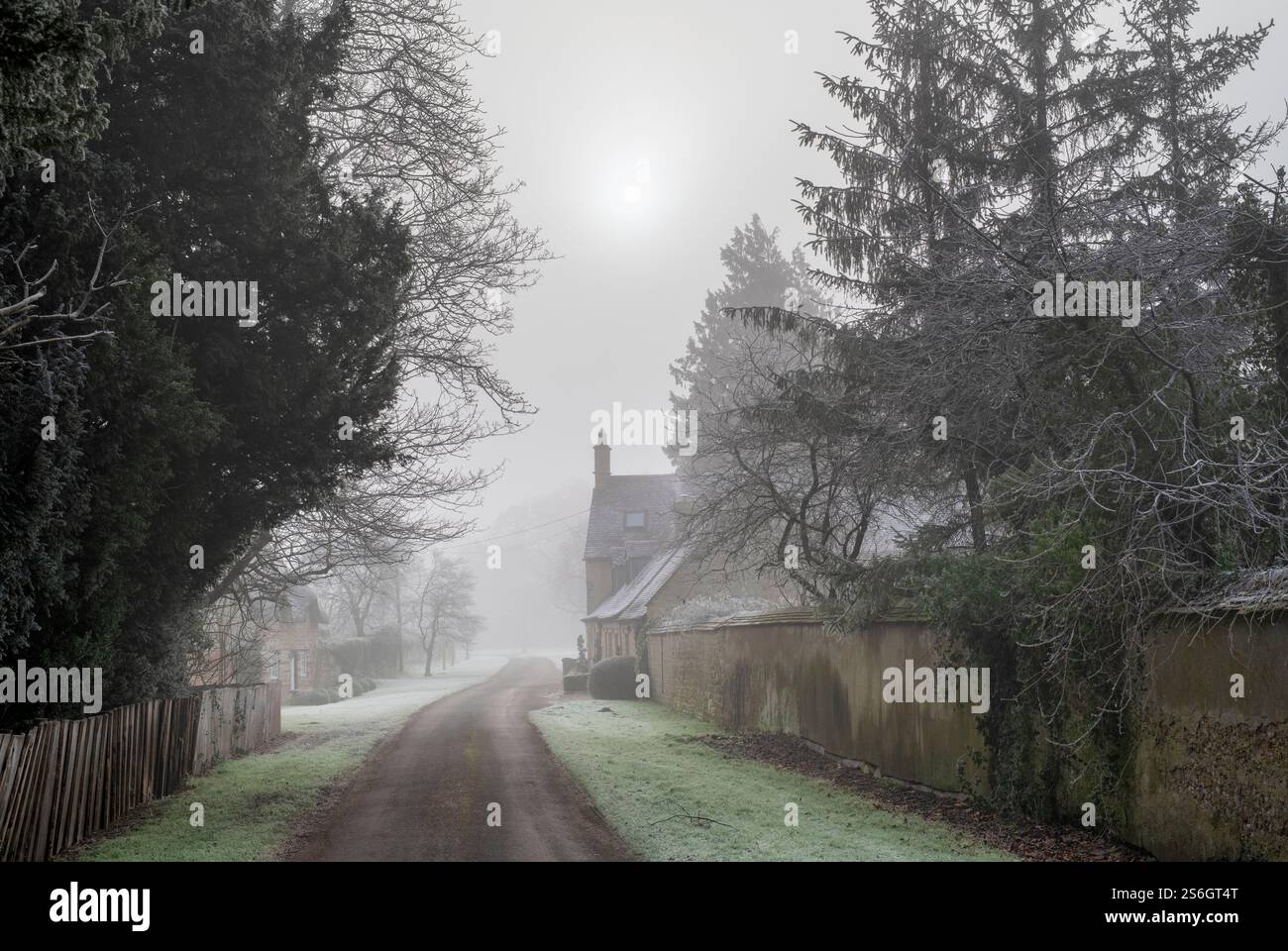 Landstraße. Und Häuser im Winter Nebel und Frost. Honington, Warwickshire, England Stockfoto