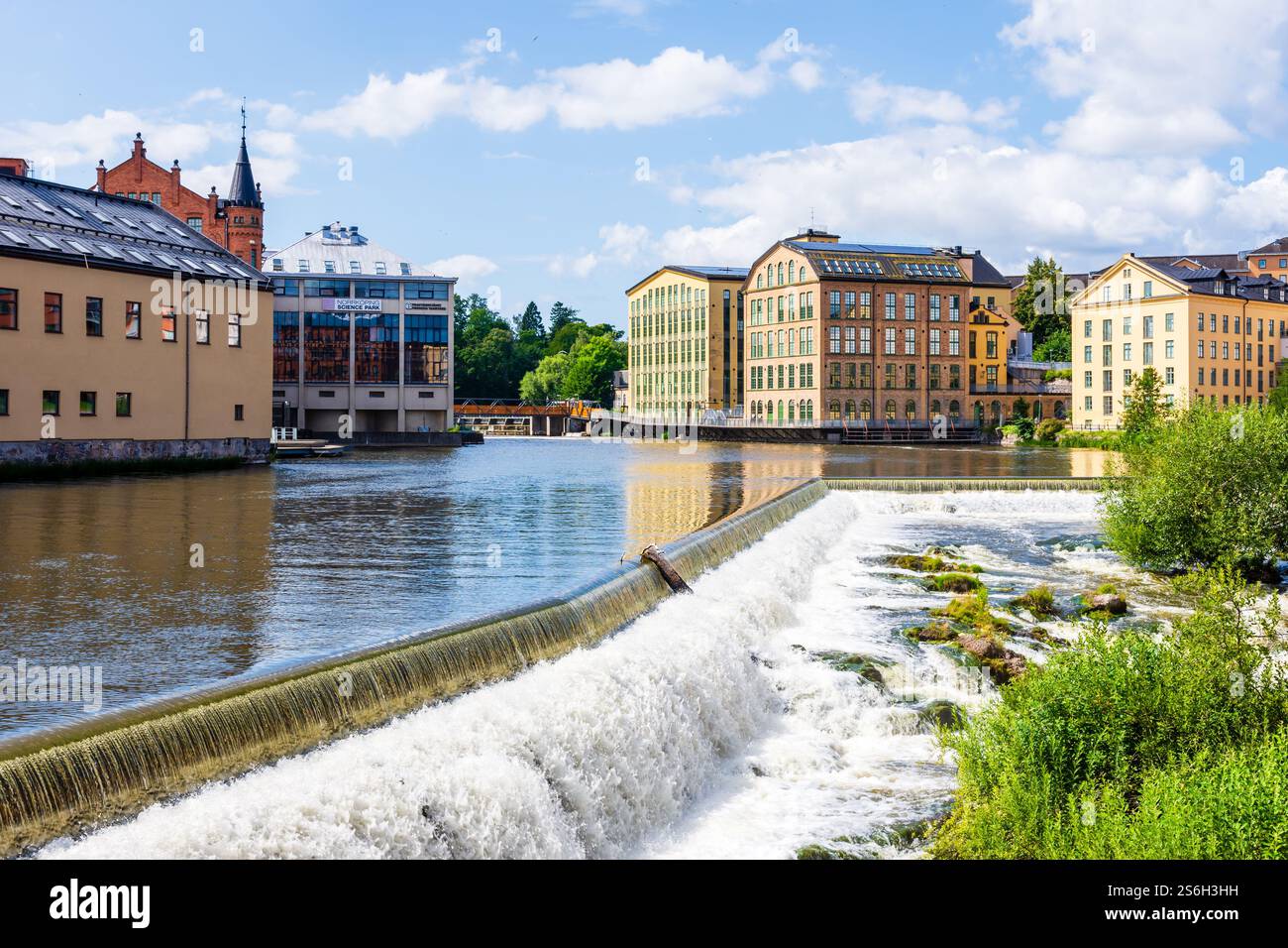 Das ehemalige Industriegebiet an der Motala beherbergt den Campus Norrköping und die Nordische Internationale Schule Norrköping. Stockfoto