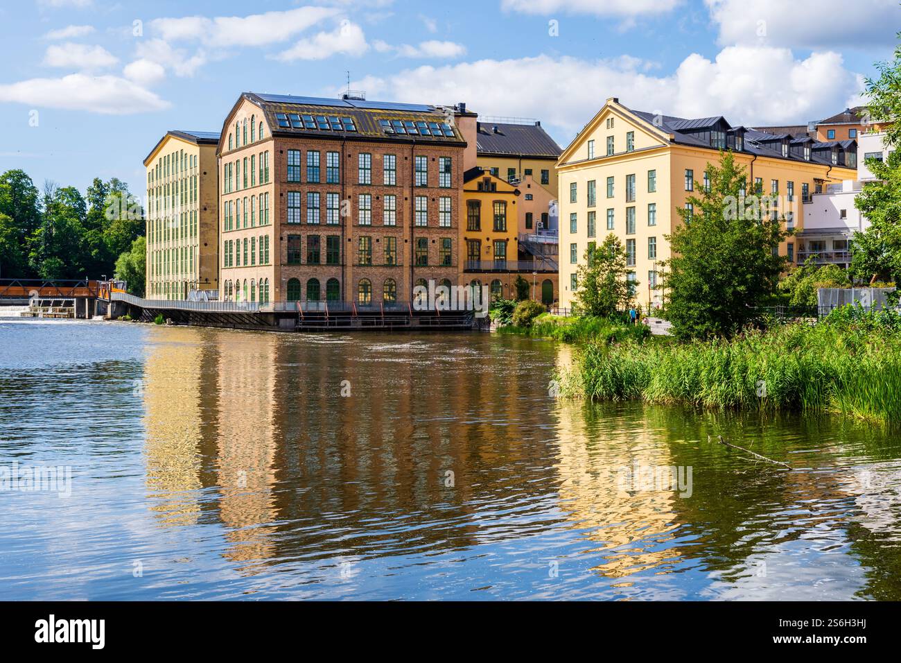 Das Industrilandskapet, das ehemalige Industriegebiet an der Motala in Norrköping, beherbergt die Nordische Internationale Schule Norrköping. Stockfoto