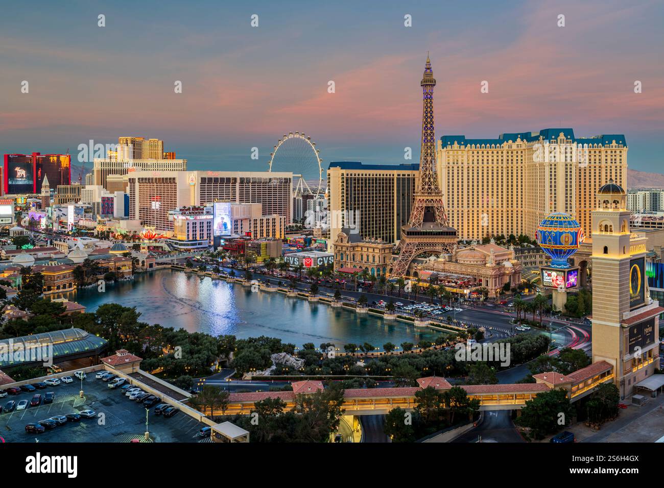 Aus der Vogelperspektive auf den Strip und die Skyline der Stadt, Las Vegas, Nevada, USA Stockfoto