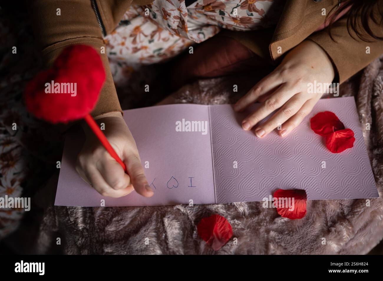 Schreibt in eine Valentinskarte Stockfoto