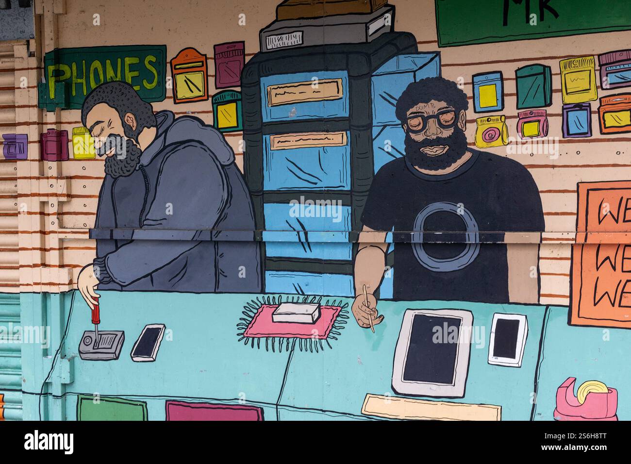 Kunstwerk auf dem Auslöser eines Handys Reparaturstand, Outdoor Market, Milton Keynes, Großbritannien Stockfoto