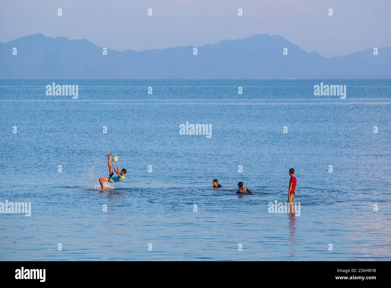 Junge Menschen spielen Fußball in der Nähe von Sittwe View Point, Sittwe, Rakhine, Myanmar (Birma) Stockfoto