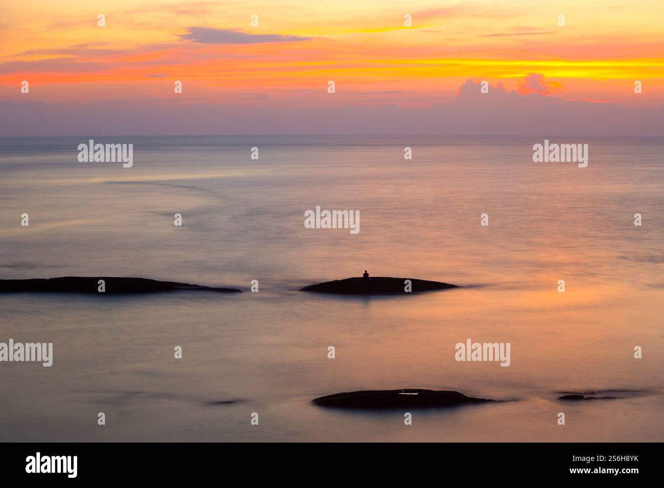 Ein Fischer fischt am Sittwe View Point, Sittwe, Rakhine, Myanmar (Birma) Stockfoto