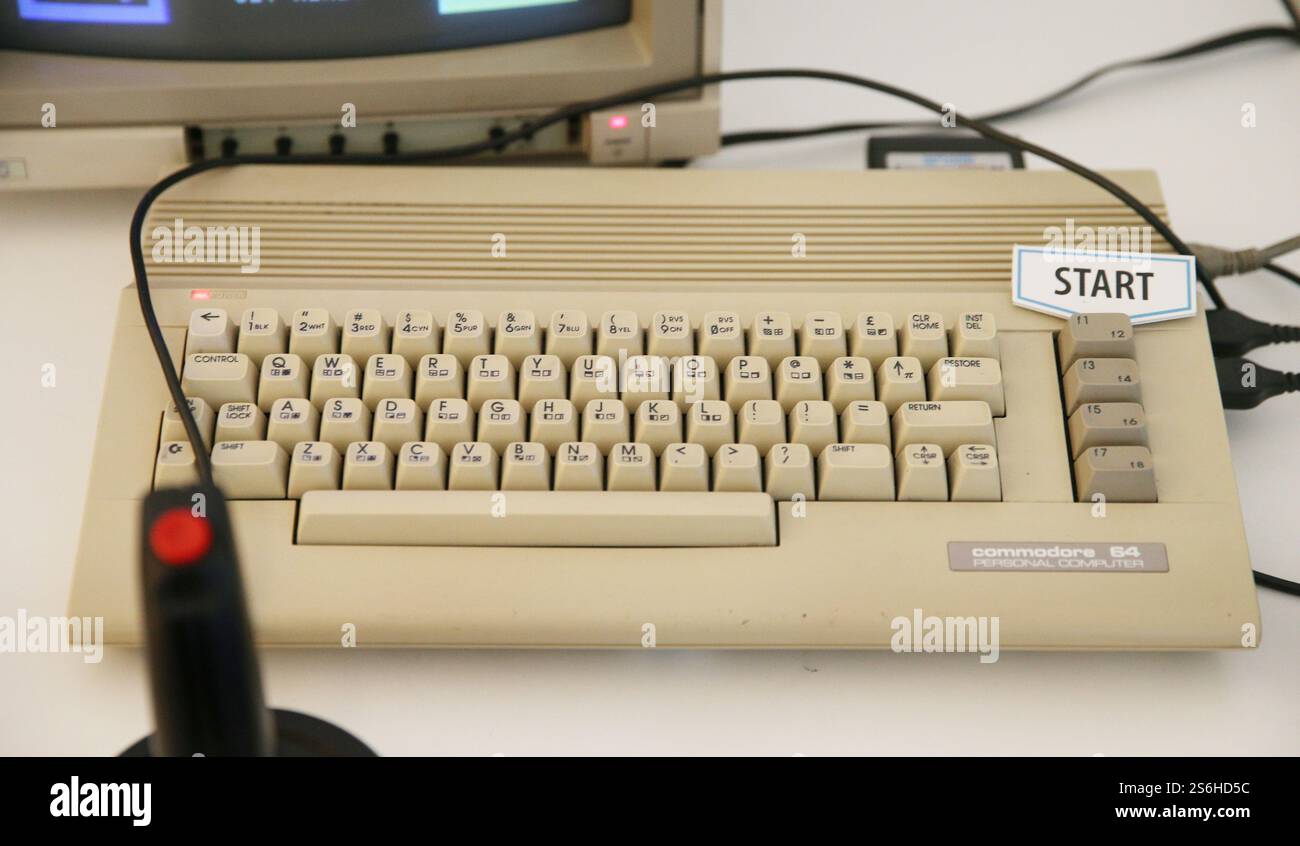 Breslau, Polen. März 2024. Computer Commodore 64, Tastatur in der Museumsausstellung. (Kreditbild: © Damian Klamka/ZUMA Press Wire) NUR REDAKTIONELLE VERWENDUNG! Nicht für kommerzielle ZWECKE! Stockfoto Breslau, Polen. März 2024. Computer Commodore 64, Tastatur in der Museumsausstellung. (Kreditbild: © Damian Klamka/ZUMA Press Wire) NUR REDAKTIONELLE VERWENDUNG! Nicht für kommerzielle ZWECKE! Stockfoto