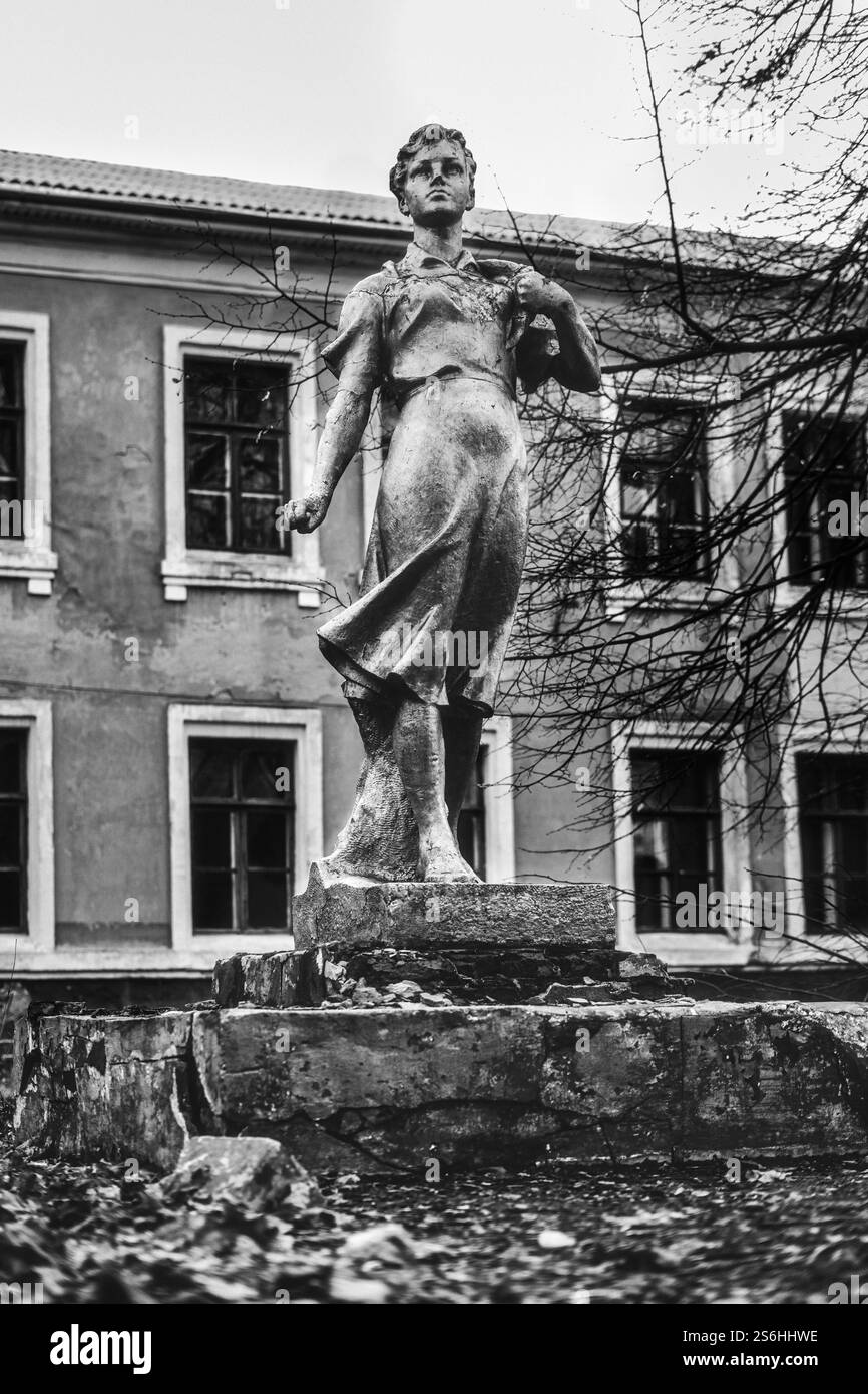 Altes Denkmal für das Mädchen Stockfoto