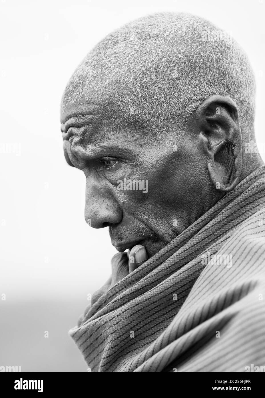 Schwarz-weiß-Porträt eines älteren Mannes im traditionellen Attir Stockfoto