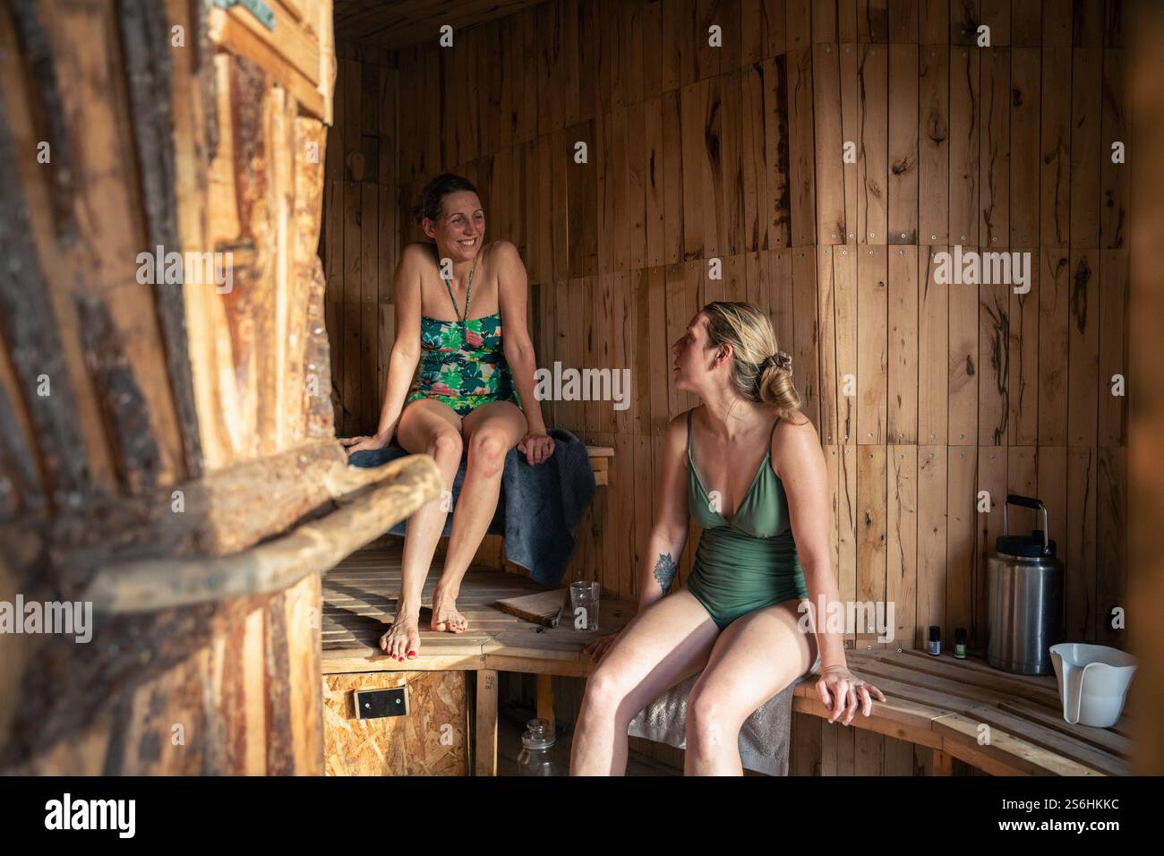 Zwei Frauen genießen Eine rustikale Sauna in Dänemark Stockfoto