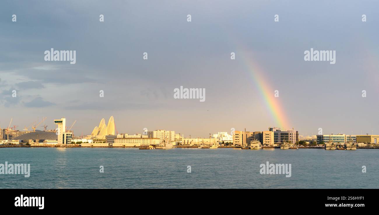 Abu Dhabi, VAE - 3. Januar 2025: Panoramablick auf die Stadt Abu Dhabi mit Regenbogen über dem Arabischen Golf. Stockfoto
