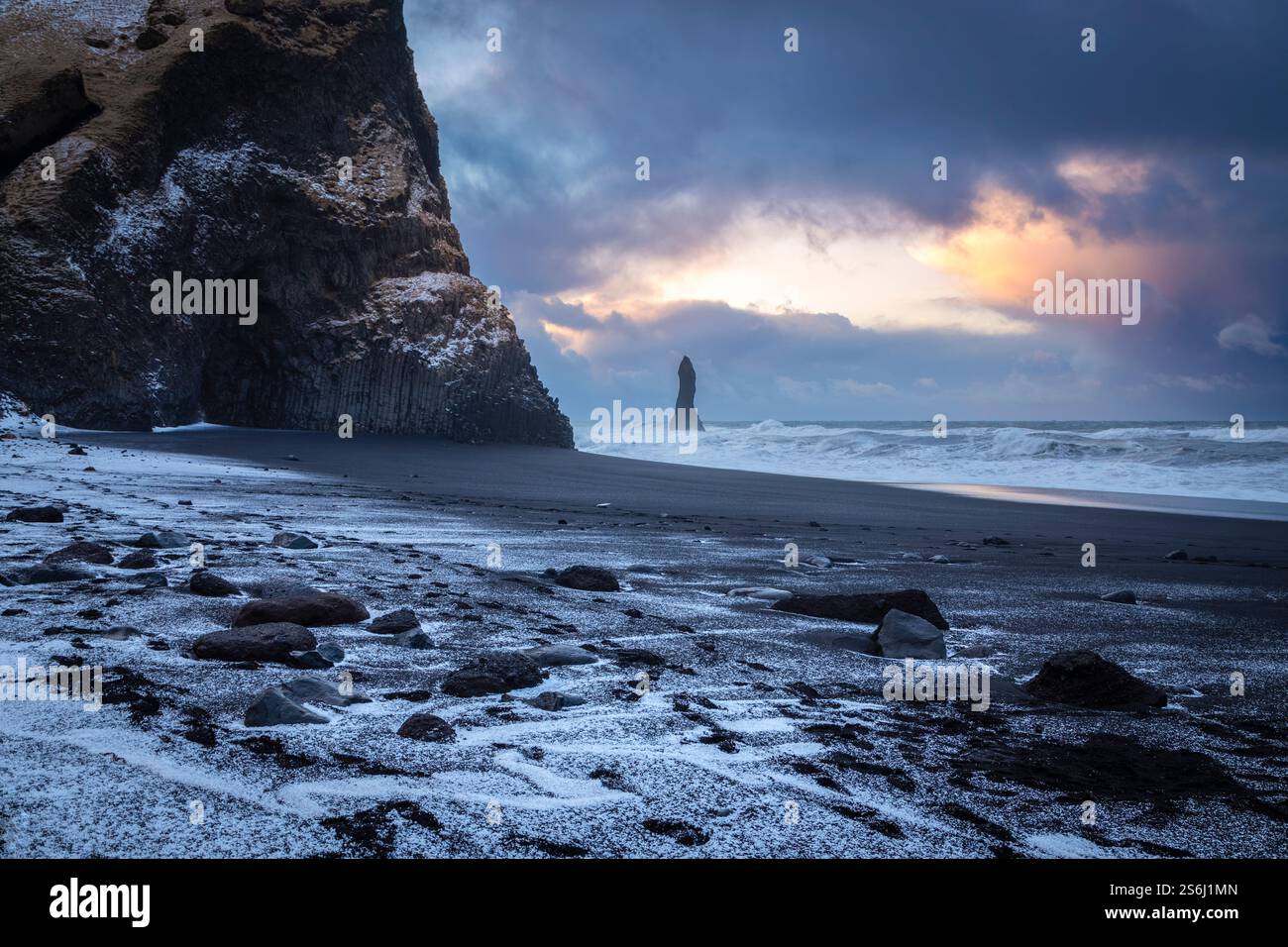 Blick auf die basaltischen Säulen und Reynisdrangar​ am Strand von Reynisfjara. Vík í Mýrdal, Südisland, Island, Nordeuropa. Stockfoto