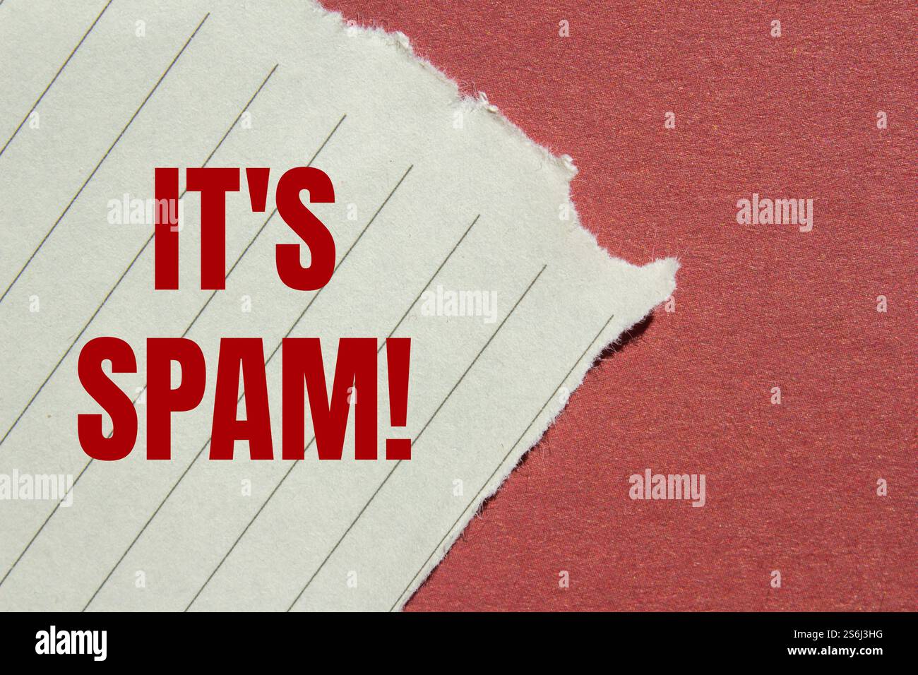 Es ist eine Spam-Nachricht, geschrieben auf gerissenem, gerissenem Papier mit rotem Hintergrund. Konzeptionell ist das Spam-Symbol. Kopierbereich. Stockfoto
