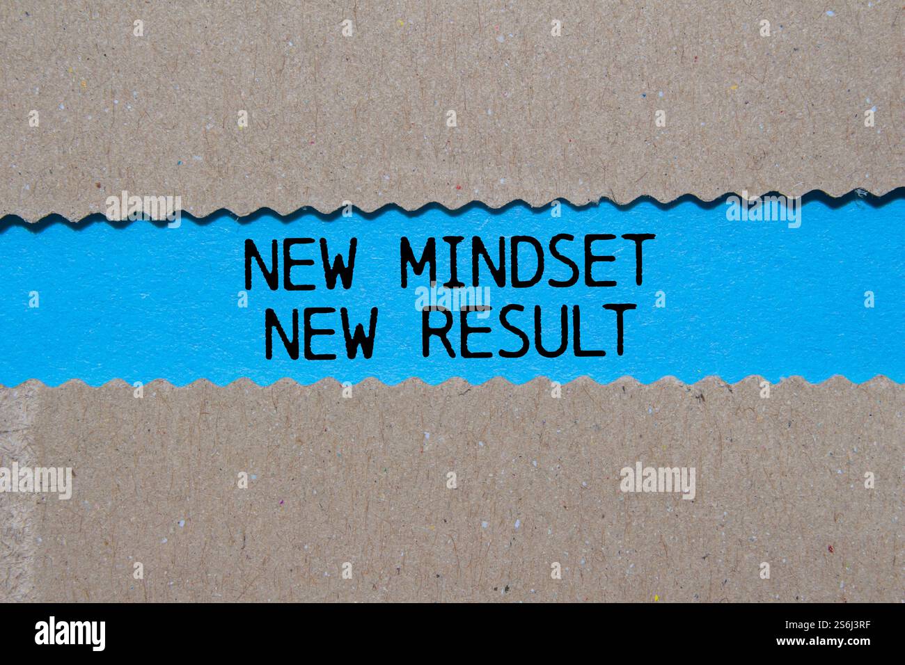 Neue Einstellung neue Ergebnisbotschaft auf zerrissenem Papier auf blauem Hintergrund. Konzeptionelle neue Denkweise neues Ergebnissymbol. Kopierbereich. Stockfoto