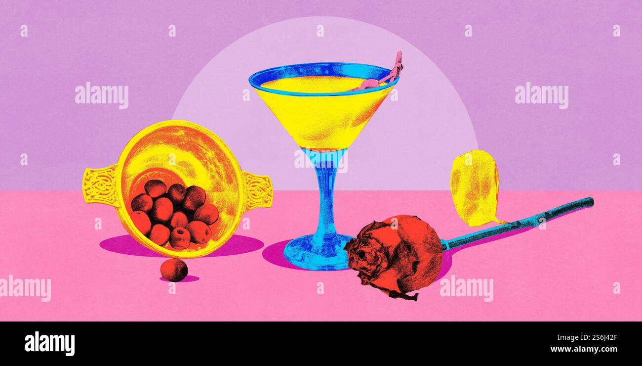 Moderne Kunstwerke. Elegantes goldenes Martini-Glas mit roter Rose, Beeren, Zitronenschale auf rosa-violettem Hintergrund, die Raffinesse mit Party verbindet Stockfoto