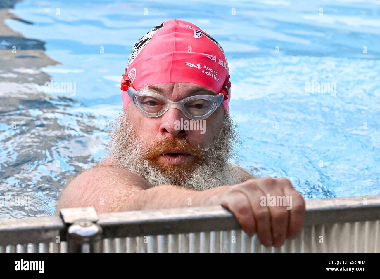 Jonathan Saunders aus Großbritannien bereitet sich auf die 50-m-Backstroke-Men-Heats während der 6. IISA-Eisschwimmen-Weltmeisterschaft in Molveno, Italien, am 15. Januar 2025 vor. Stockfoto