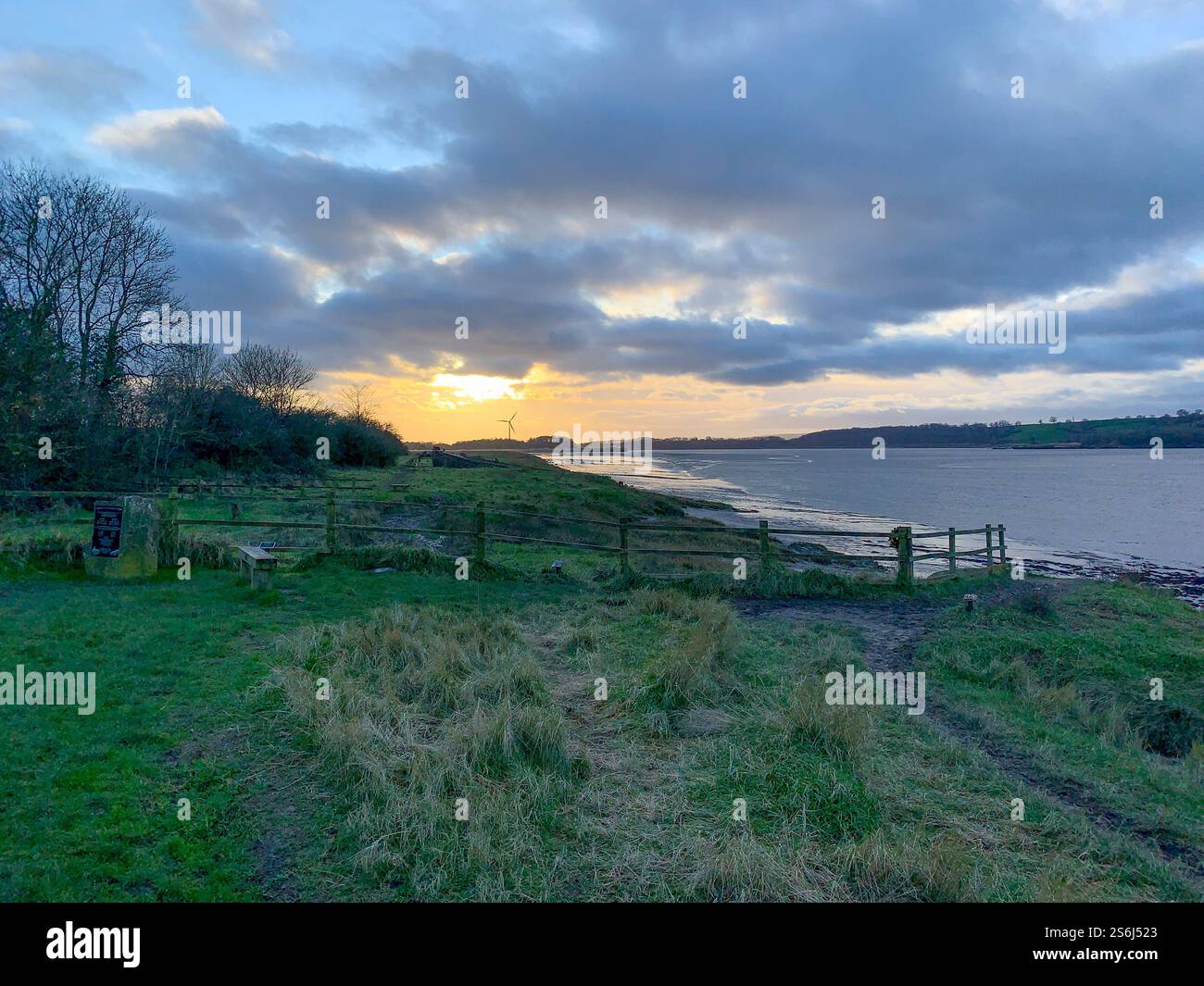 Veraltete kleine Boote und Kähne waren am Ufer des Tidal River Severn in Gloucestershire, Vereinigtes Königreich gestrandet der Ufer vor Erosion zu schützen. Jetzt bilden Sie eine atmosphärische lokale Attraktion für Touristen. - Smartphone-aufgenommenes Stockfoto