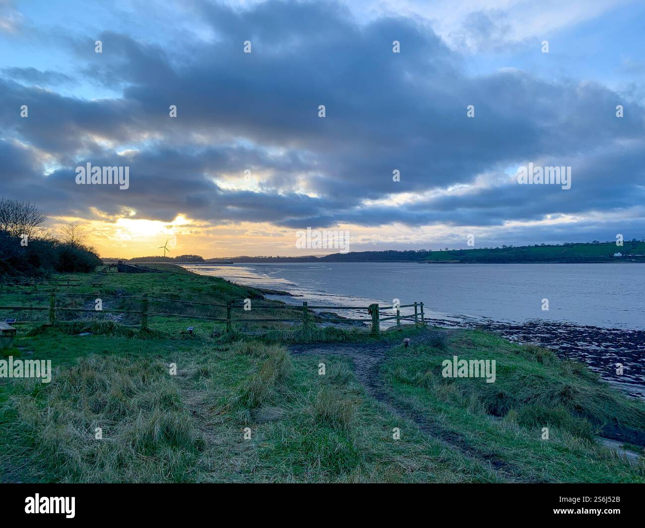 Veraltete kleine Boote und Kähne waren am Ufer des Tidal River Severn in Gloucestershire, Vereinigtes Königreich gestrandet der Ufer vor Erosion zu schützen. Jetzt bilden Sie eine atmosphärische lokale Attraktion für Touristen. - Smartphone-aufgenommenes Stockfoto