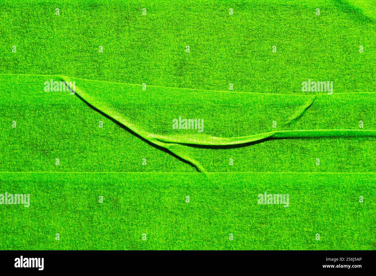 Geklebtes grünes Papierband im Hintergrund mit gefalteter Textur Stockfoto