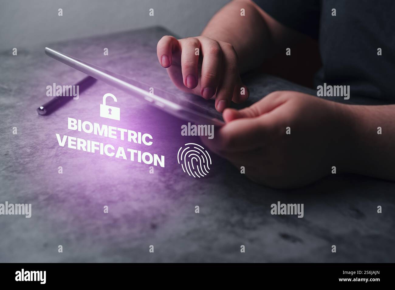 Biometrisches Authentifizierungskonzept. Digitales Tablet mit Fingerabdruckscannen. Greifen Sie über Fingerabdrücke auf das Kennwort zu. Technologie-Sicherheitssystem. Stockfoto