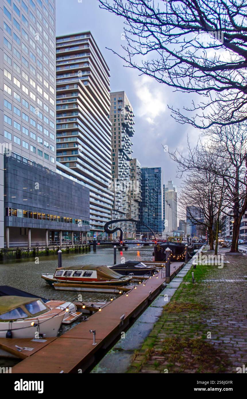 Rotterdam, Niederlande, 19. Dezember 2024: Die Rückseite der Gebäude am Flussufer mit Blick auf den historischen Scheepmaekershaven-Kanal Stockfoto