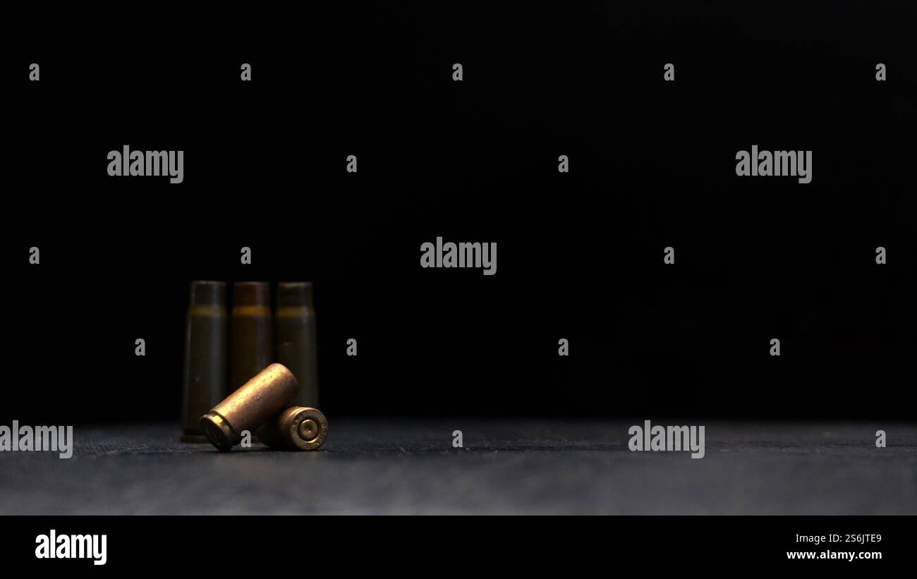 Minimalistische Komposition mit Betonung militärischer und dramatischer Elemente mit Schwerpunkt auf Waffen. Hochwertige Fotos Stockfoto