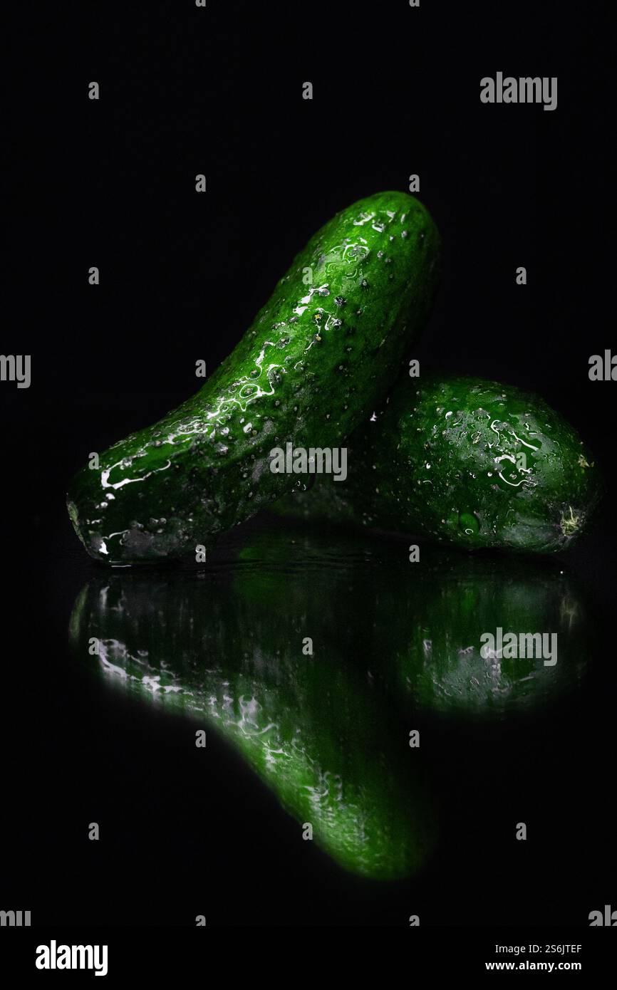 Grüne saftige Gurke fällt mit Spritzern ins Wasser. Hochwertige Fotos Stockfoto