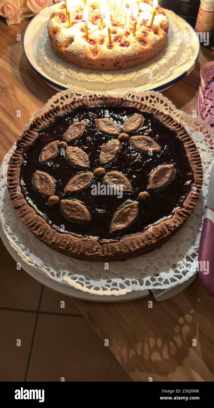 Kuchen auf einer Kuchenplatte Stockfoto
