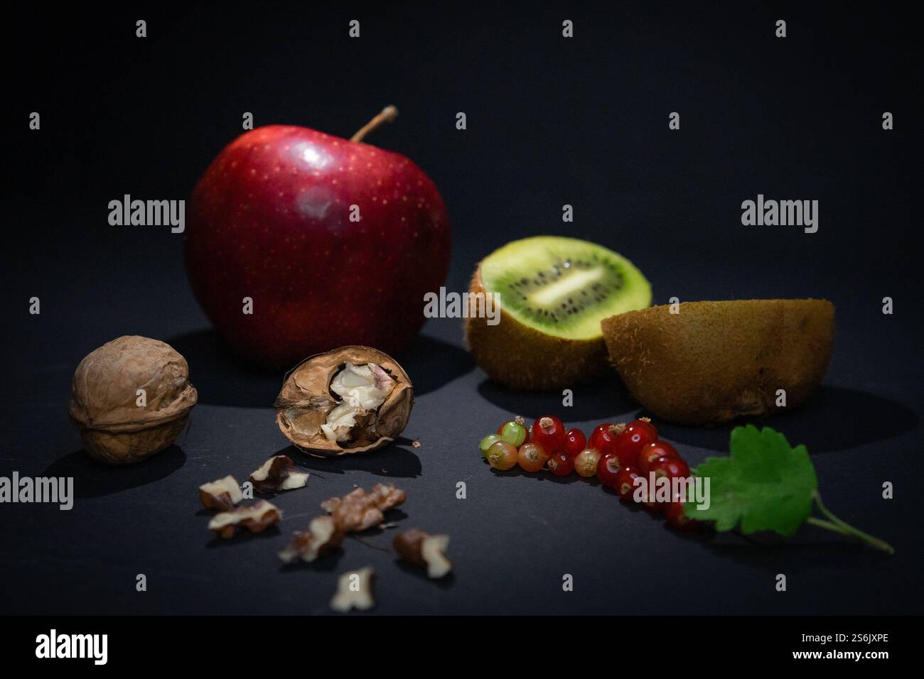 Stillleben mit Kiwi auf schwarzem Hintergrund. Hochwertige 3D-Illustration Stockfoto