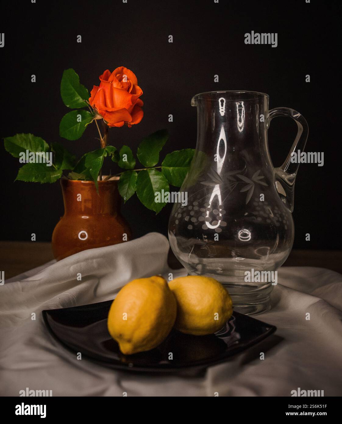 Stillleben auf weißem Tuch mit roten Rosen. Hochwertige Fotos Stockfoto