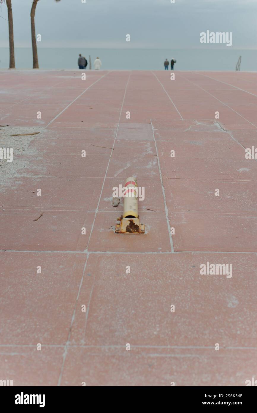 Führende Linien zum Golf von Mexiko am St. Pete Beach, Florida. Über einem gelben Klappschutz-Schiffspoller Auto-Sicherheitsposten. Palmen Stockfoto