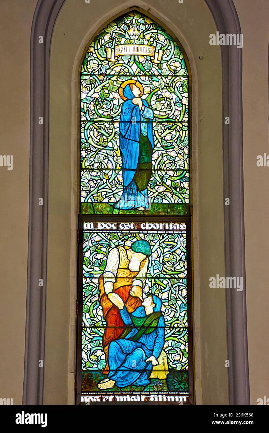Gordon Chapel Fochabers Schottland Bild auf der linken dreifachen Lanzette Kreuzigung von Jesus ein Burne-Jones-Buntglasfenster von William Morris Stockfoto