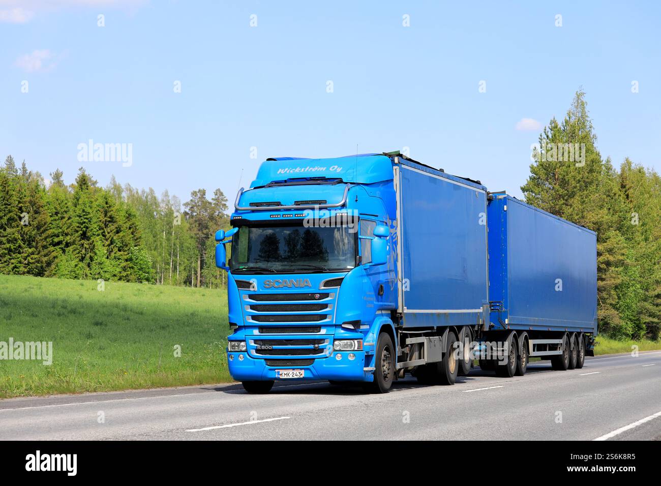 Der blaue Scania R500 Güterwagen zieht an einem sonnigen Sommertag Anhänger auf der Autobahn. Kopierbereich. Uurainen, Finnland. Juni 2019. Stockfoto