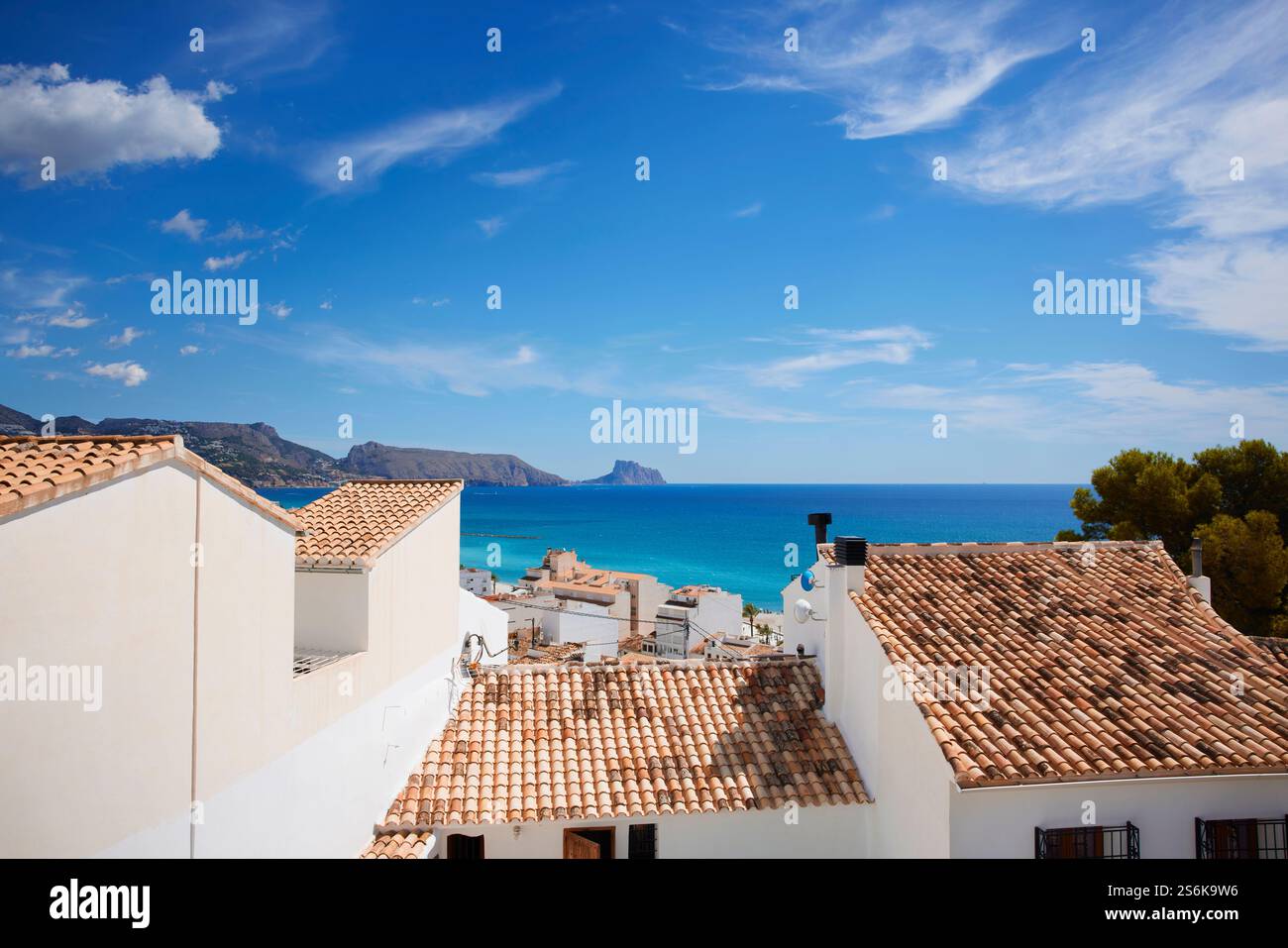 Blick auf die Küste über Altea Dächer, Altea, Costa Blanca, Spanien Stockfoto