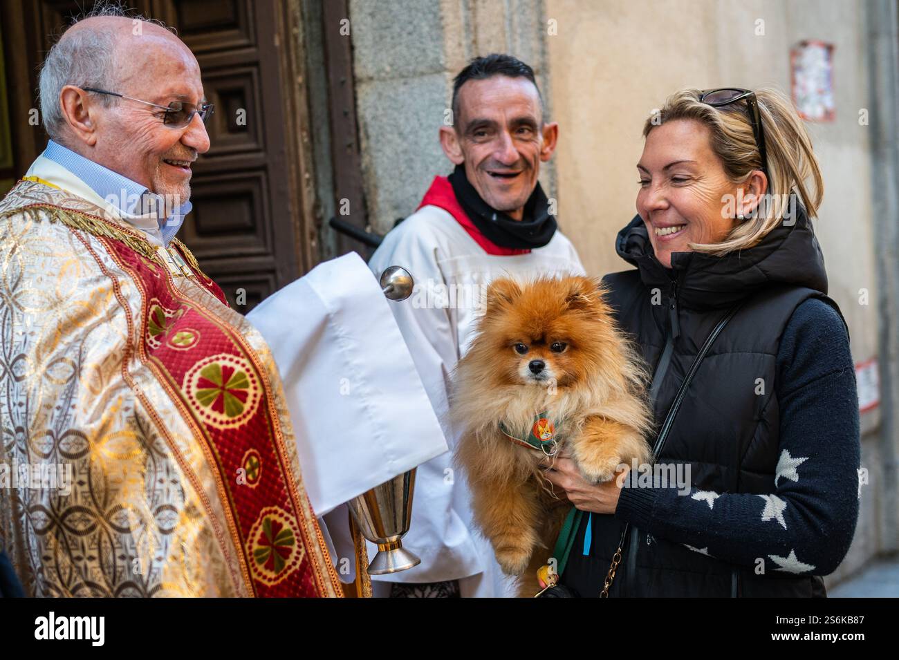 Madrid, Spanien. Januar 2025. Ein Priester segnet einen Hund während des Tages von San Anton, Schutzpatron der Haustiere. Jedes Jahr am Tag von San Anton stehen die Menschen mit ihren Haustieren an, um in der San Anton Kirche von Madrid gesegnet zu werden. Quelle: Marcos del Mazo/Alamy Live News Stockfoto