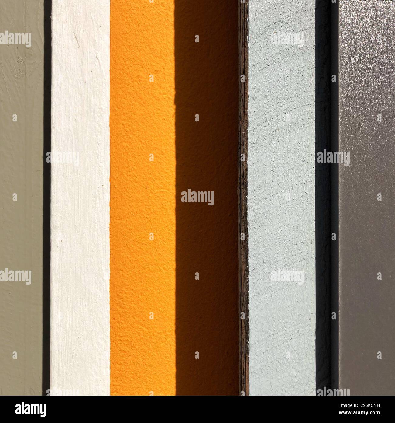 Nahaufnahme farbenfroher vertikaler Panels in hellen modernen abstrakten Details - Smartphone-aufgenommenes Stockfoto