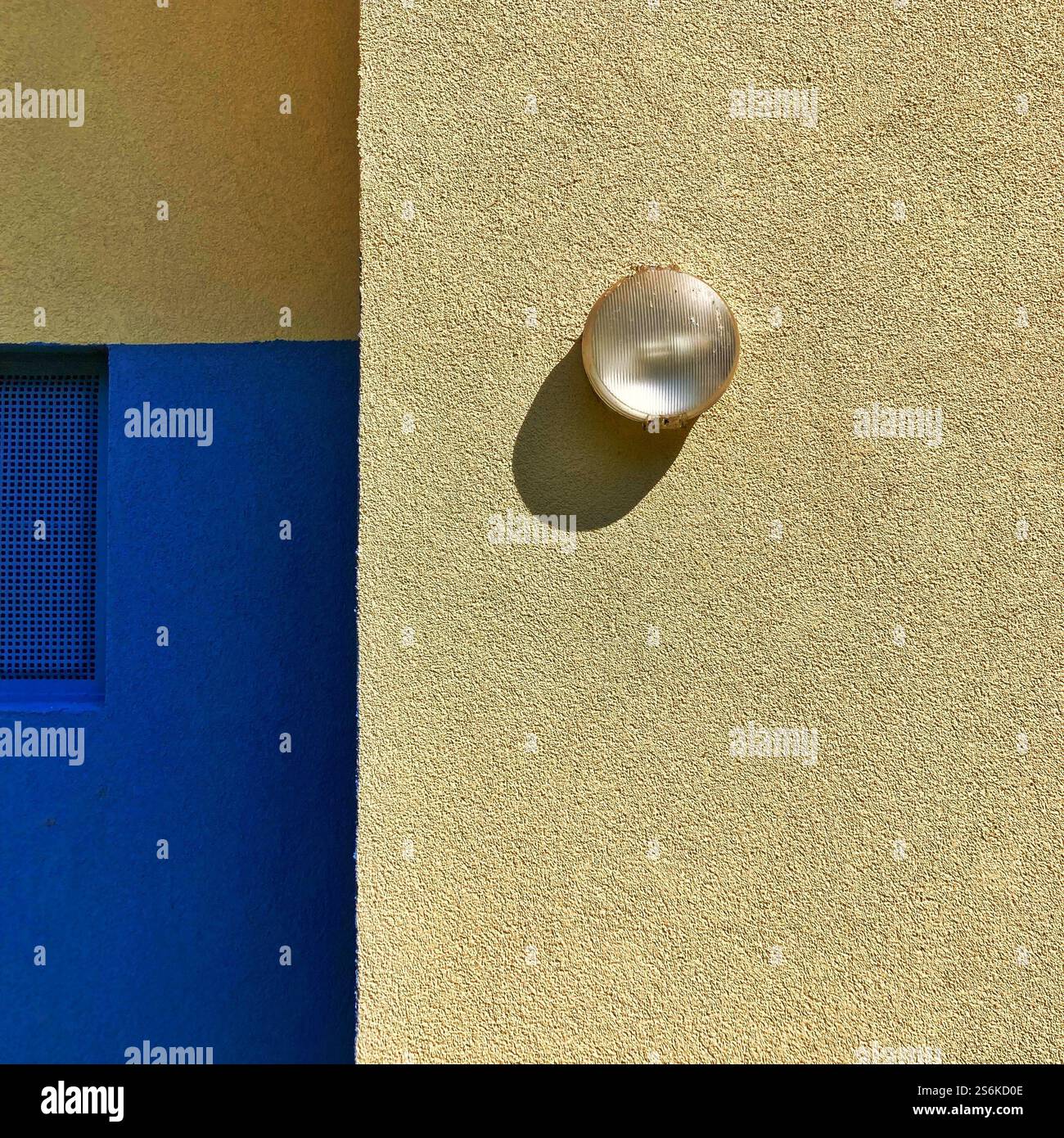 Minimalistisches architektonisches Detail mit starkem Kontrast und geometrischen Formen - Smartphone-aufgenommenes Stockfoto