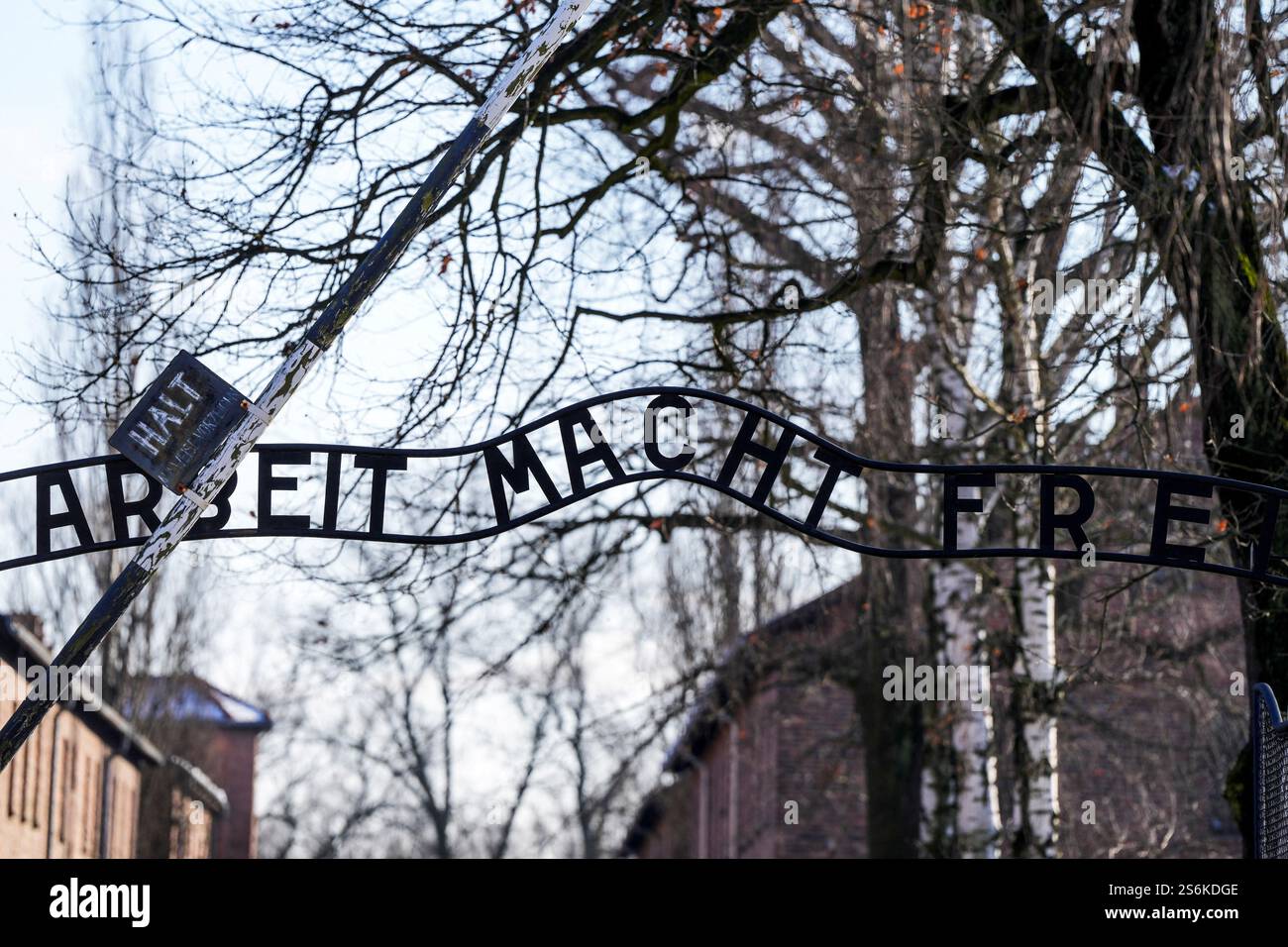 Das Tor von Auschwitz mit dem Satz "Arbeit Macht frei" an dem Tag, an dem Premierminister Sir Keir Starmer die Gedenkstätte und das Museum Auschwitz-Birkenau, ein ehemaliges Konzentrations- und Vernichtungslager der Nazis, in Oswiecim besucht, während seines Besuchs in Polen, um Gespräche über ein neues Verteidigungs- und Sicherheitsabkommen aufzunehmen. Bilddatum: Freitag, 17. Januar 2025. Stockfoto
