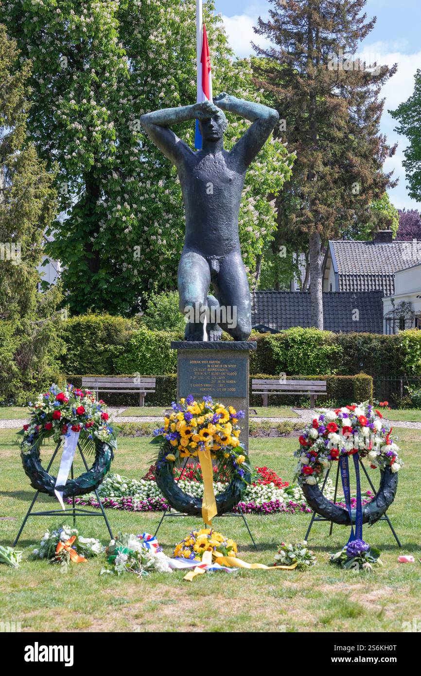 Niederländischer Gedenktag. Kränze der Armee, der Kirchen und der Gemeinde am Rosarium Stockfoto