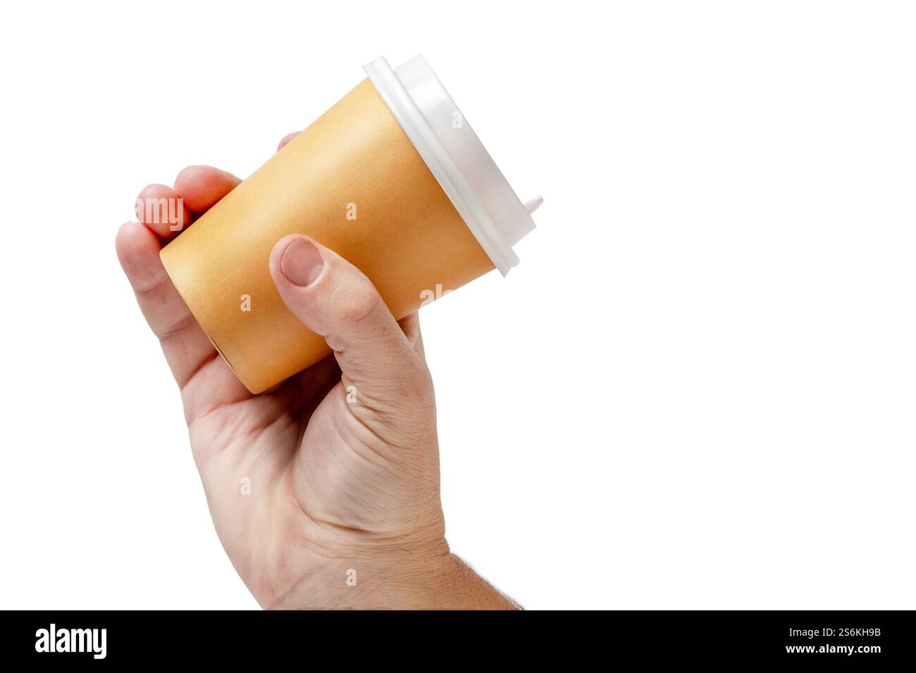 Männliche Hand hält Papierkaffee isoliert auf weißem Hintergrund Stockfoto